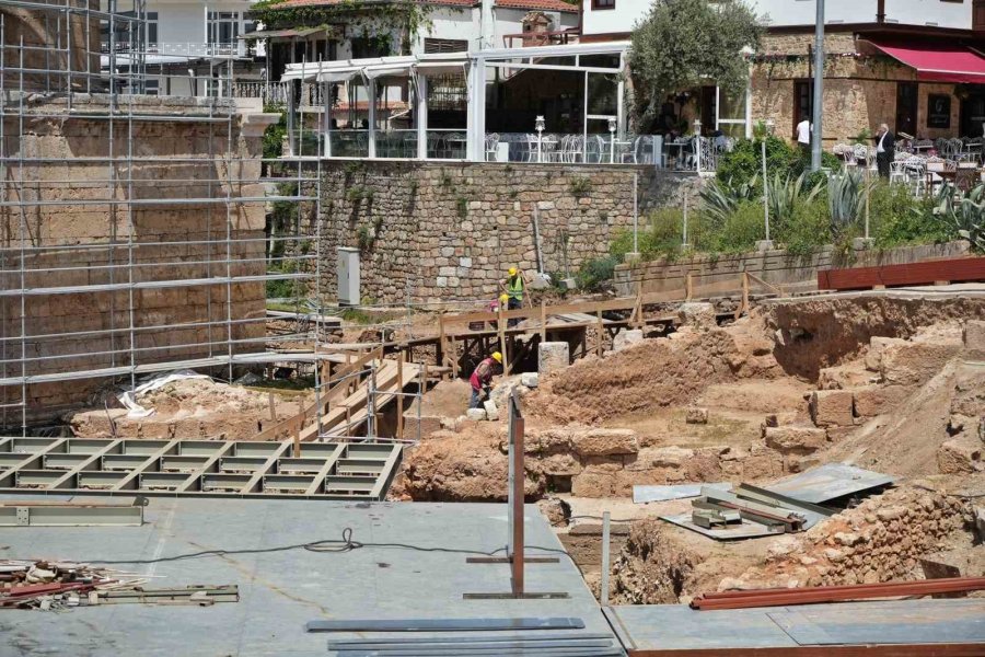 Antalya’da Deniz Manzaralı 3 Bin 500 Yıllık 800 Metre Uzunluğunda Sütunlu Cadde Keşfedildi