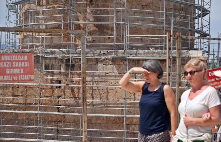 Antalya’da Deniz Manzaralı 3 Bin 500 Yıllık 800 Metre Uzunluğunda Sütunlu Cadde Keşfedildi