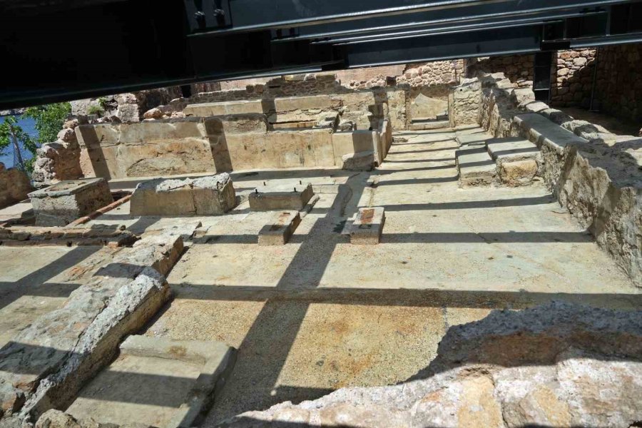 Antalya’da Deniz Manzaralı 3 Bin 500 Yıllık 800 Metre Uzunluğunda Sütunlu Cadde Keşfedildi