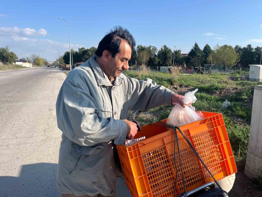 Hayvanlar İçin 30 Yıllık Mücadelesine Motosikletinin Çalınması Bile Engel Olmadı