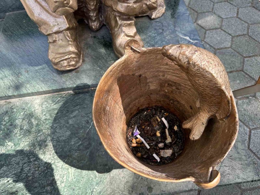 Eskişehir’de Heykelin Balıkçı Kovası İzmarit Yuvası Oldu