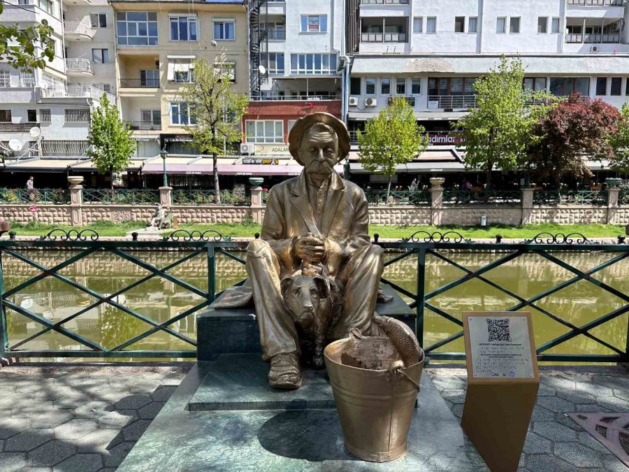 Eskişehir’de Heykelin Balıkçı Kovası İzmarit Yuvası Oldu