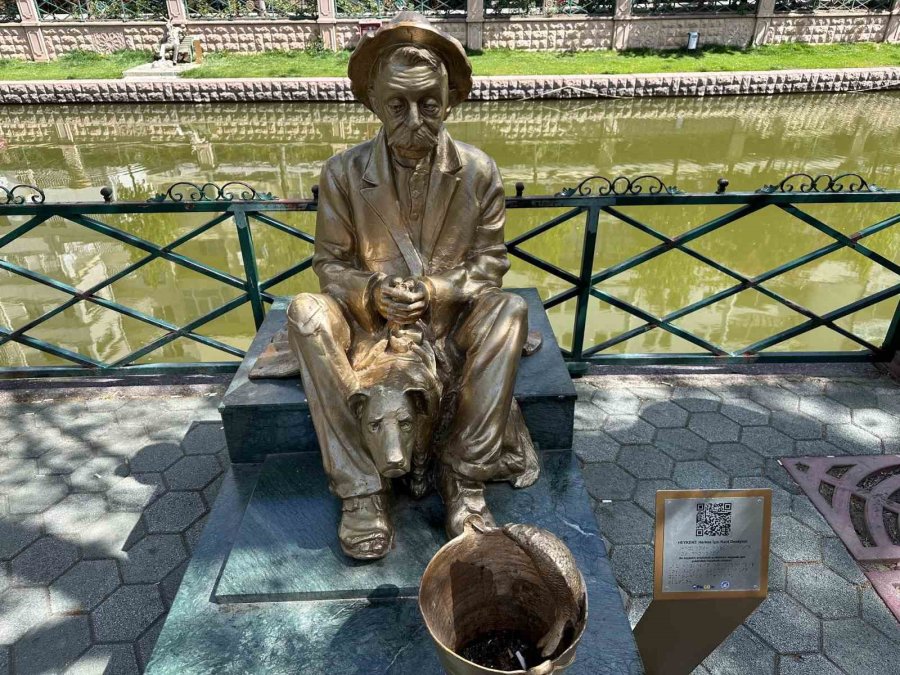 Eskişehir’de Heykelin Balıkçı Kovası İzmarit Yuvası Oldu