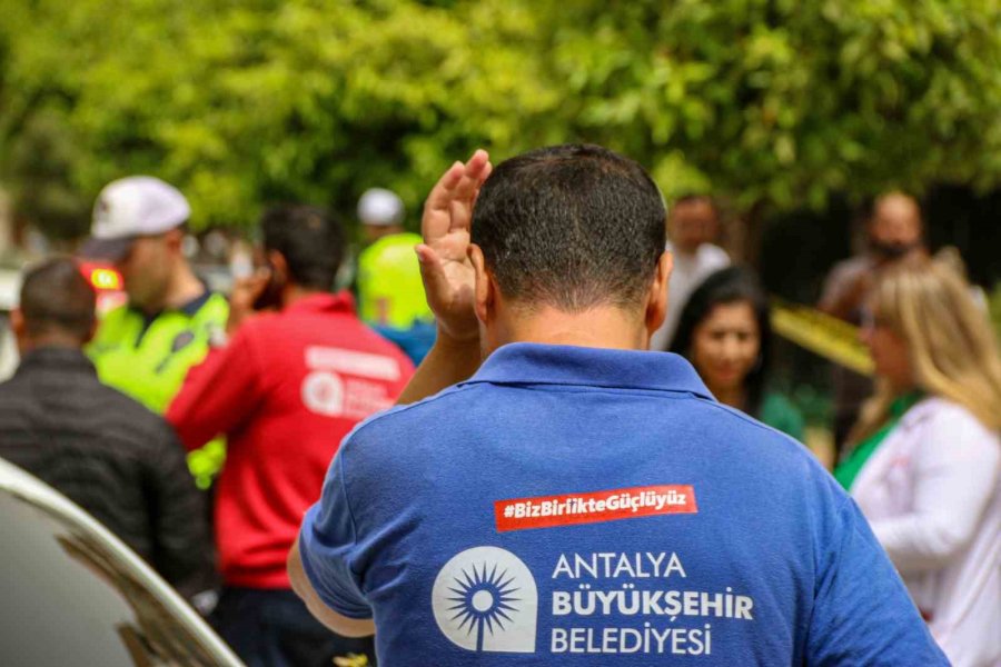 Otomobilin Çarptığı Genç Metrelerce Havaya Uçtu