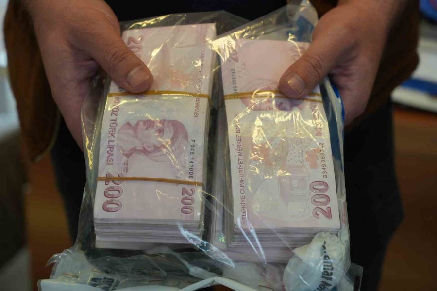 Tır Şoförünün 100 Bin Tl’lik Dalgınlığında, İmdada Halk Otobüsü Şoförü Yetişti