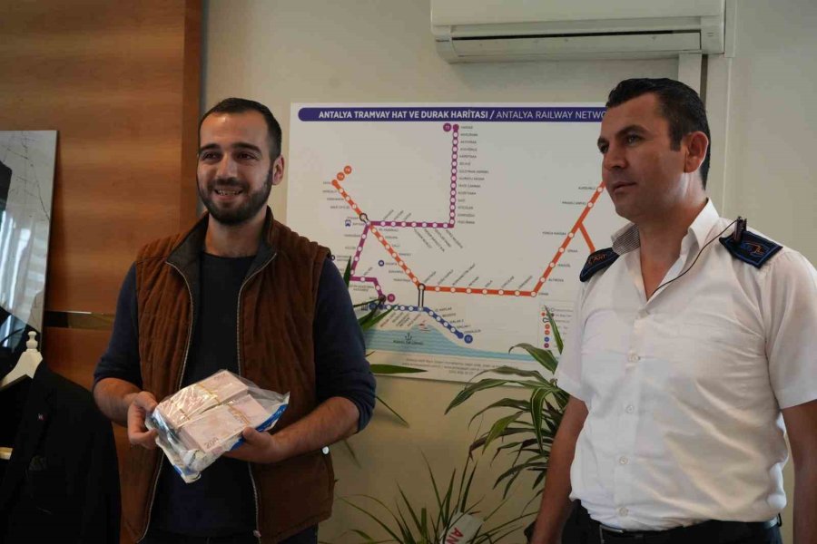 Tır Şoförünün 100 Bin Tl’lik Dalgınlığında, İmdada Halk Otobüsü Şoförü Yetişti