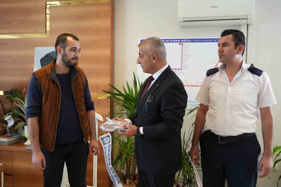 Tır Şoförünün 100 Bin Tl’lik Dalgınlığında, İmdada Halk Otobüsü Şoförü Yetişti