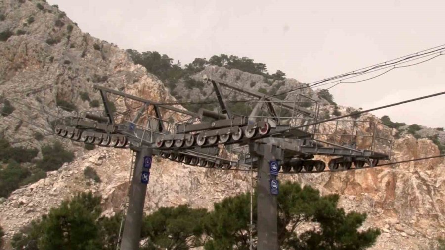 Havada Asılı Kalan Teleferik Kabinleri İndirildi