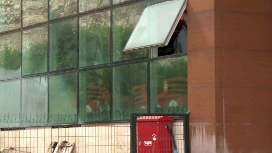 Havada Asılı Kalan Teleferik Kabinleri İndirildi