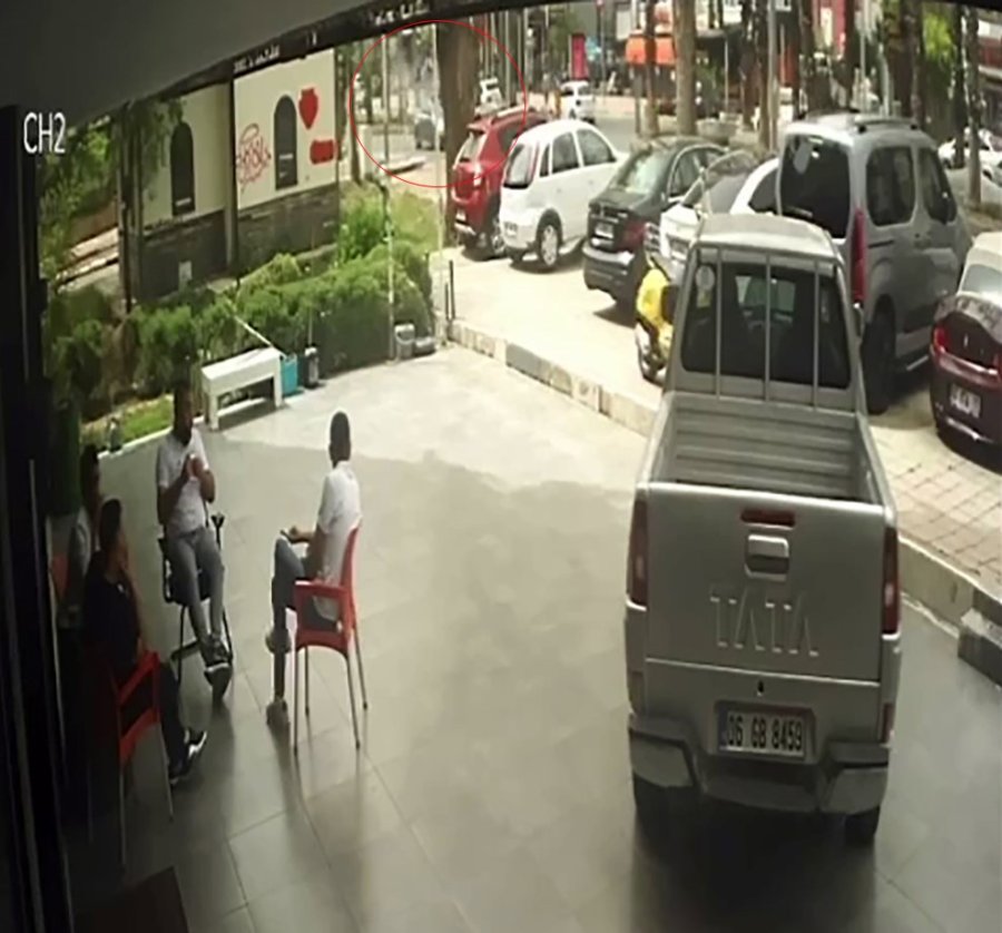 Otomobilin Çarptığı Genç Metrelerce Havaya Uçtu