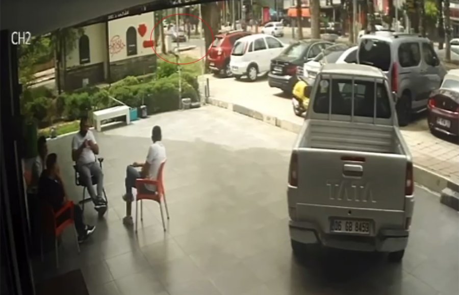 Otomobilin Çarptığı Genç Metrelerce Havaya Uçtu