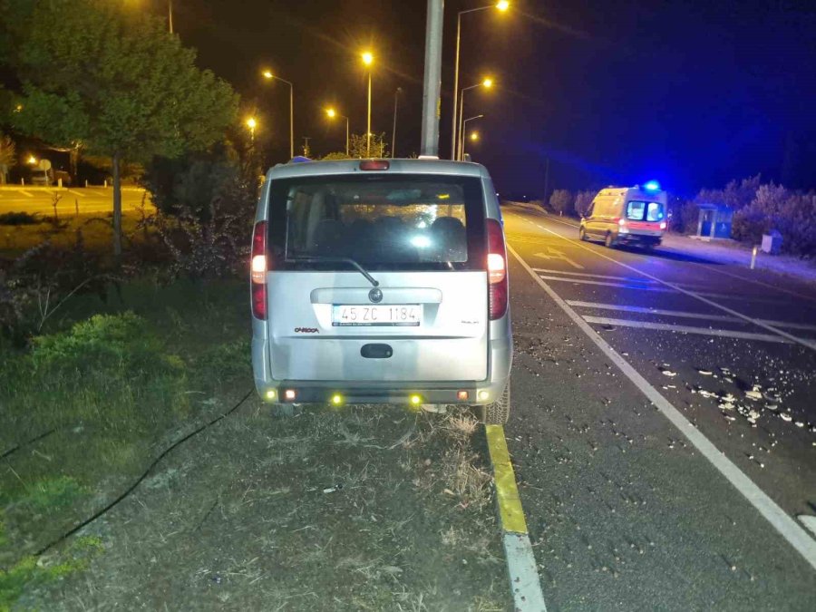 Direksiyon Hakimiyetini Kaybedip Direğe Çarptı: 1 Ölü, 2 Yaralı