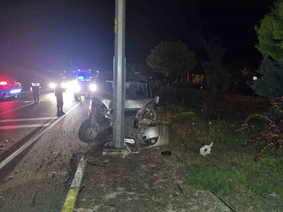 Direksiyon Hakimiyetini Kaybedip Direğe Çarptı: 1 Ölü, 2 Yaralı