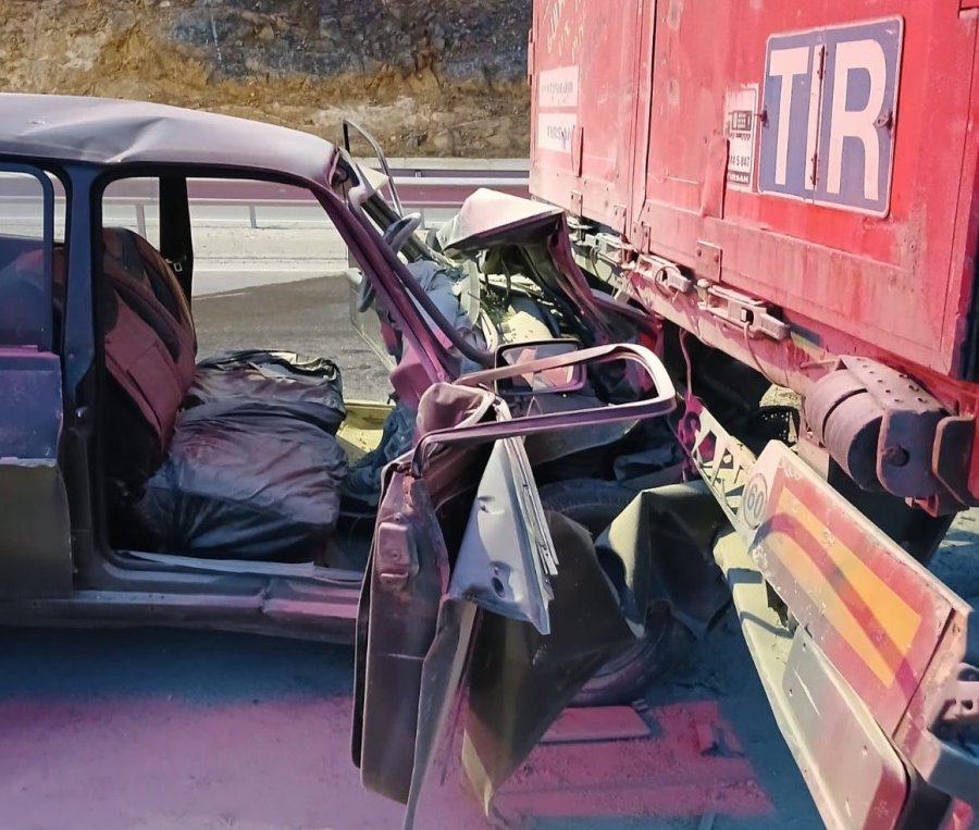 Otomobil Tıra Arkadan Çarptı: 1 Ölü