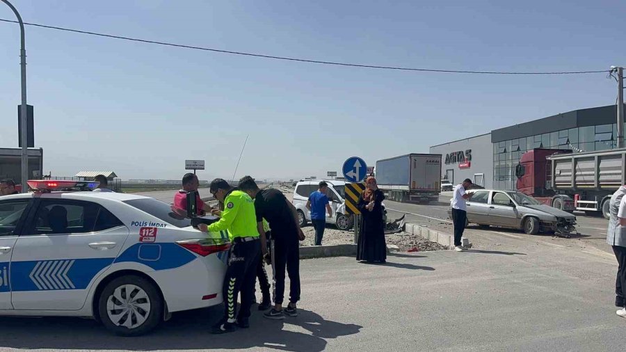 Aksaray’da İki Araç Kavşakta Çarpıştı: 2 Hafif Yaralı