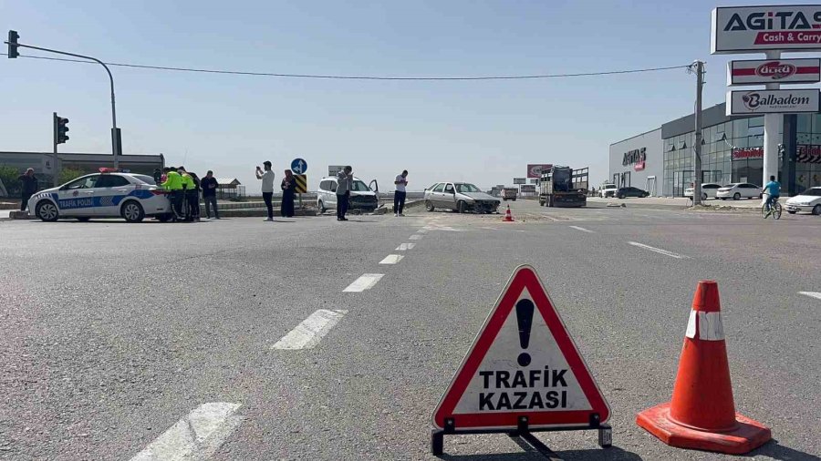 Aksaray’da İki Araç Kavşakta Çarpıştı: 2 Hafif Yaralı