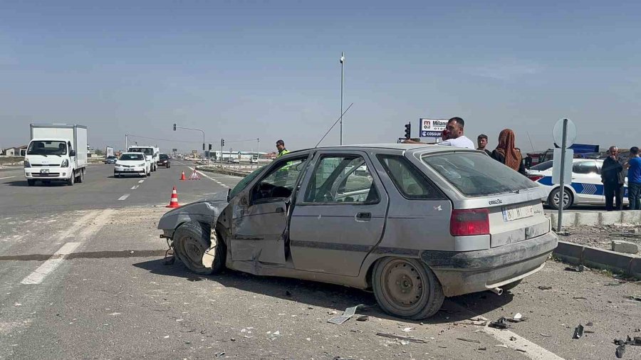 Aksaray’da İki Araç Kavşakta Çarpıştı: 2 Hafif Yaralı