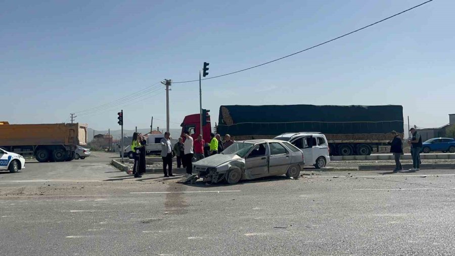 Aksaray’da İki Araç Kavşakta Çarpıştı: 2 Hafif Yaralı