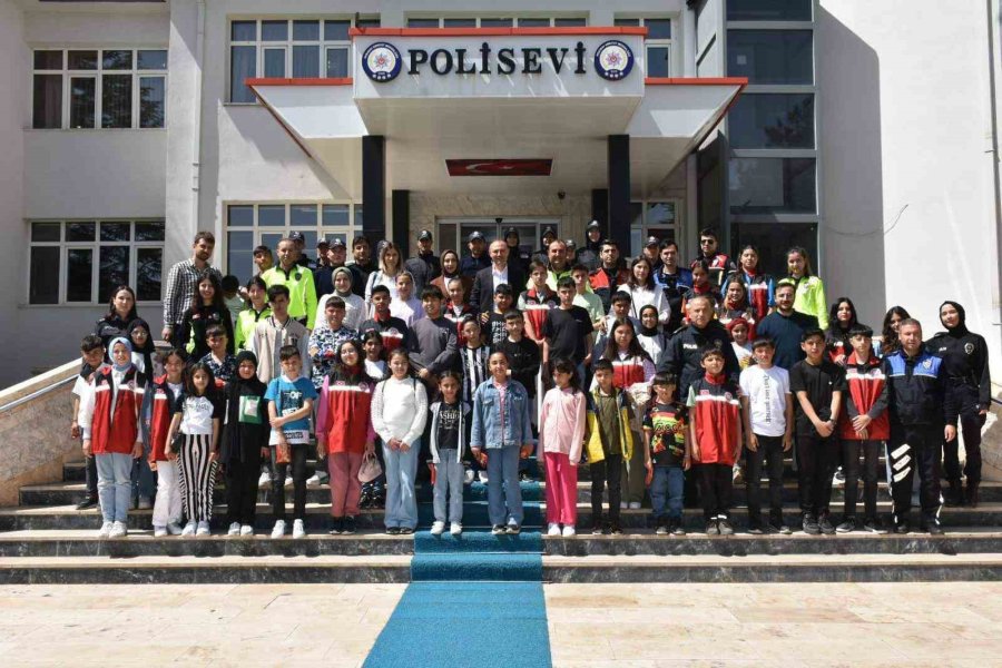 Polislik Mesleği Ve Çalışmaları Öğrencilere Anlatıldı