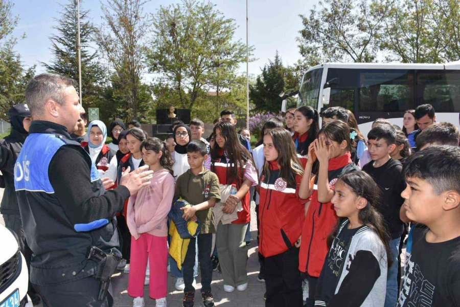 Polislik Mesleği Ve Çalışmaları Öğrencilere Anlatıldı
