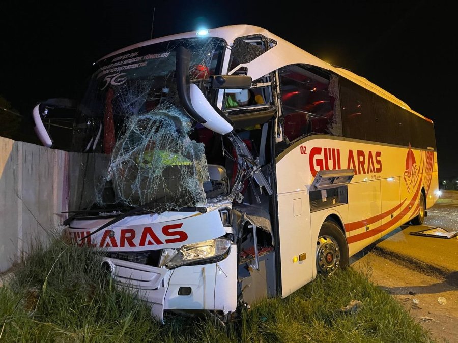 Aksaray’da Kontrolden Çıkan Otobüs Bahçe Duvarına Çarptı: 8 Yaralı