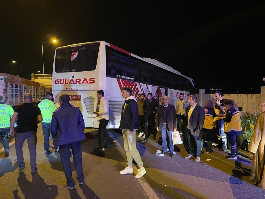 Aksaray’da Kontrolden Çıkan Otobüs Bahçe Duvarına Çarptı: 8 Yaralı