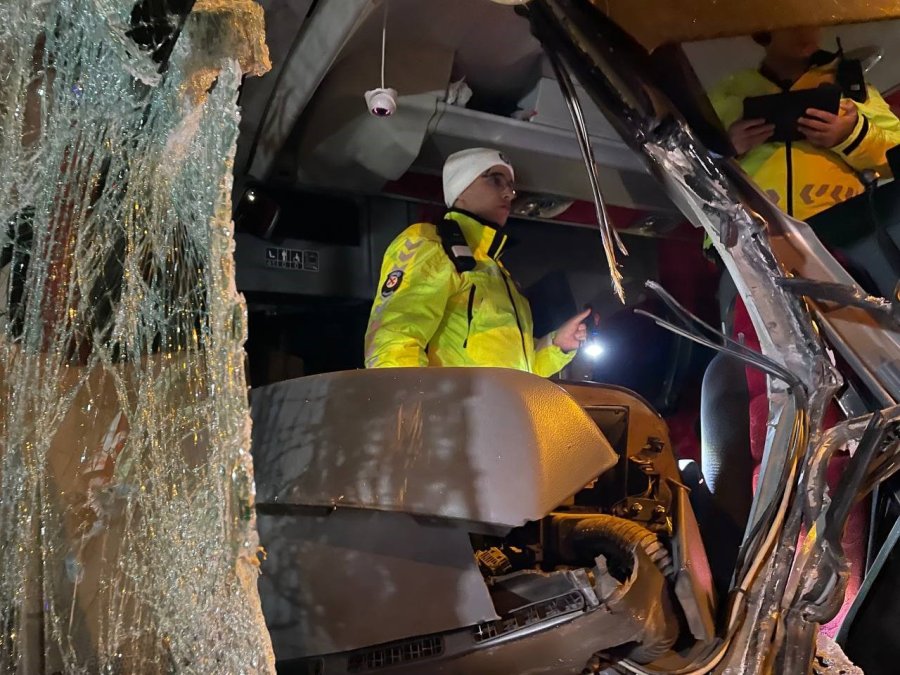 Aksaray’da Kontrolden Çıkan Otobüs Bahçe Duvarına Çarptı: 8 Yaralı
