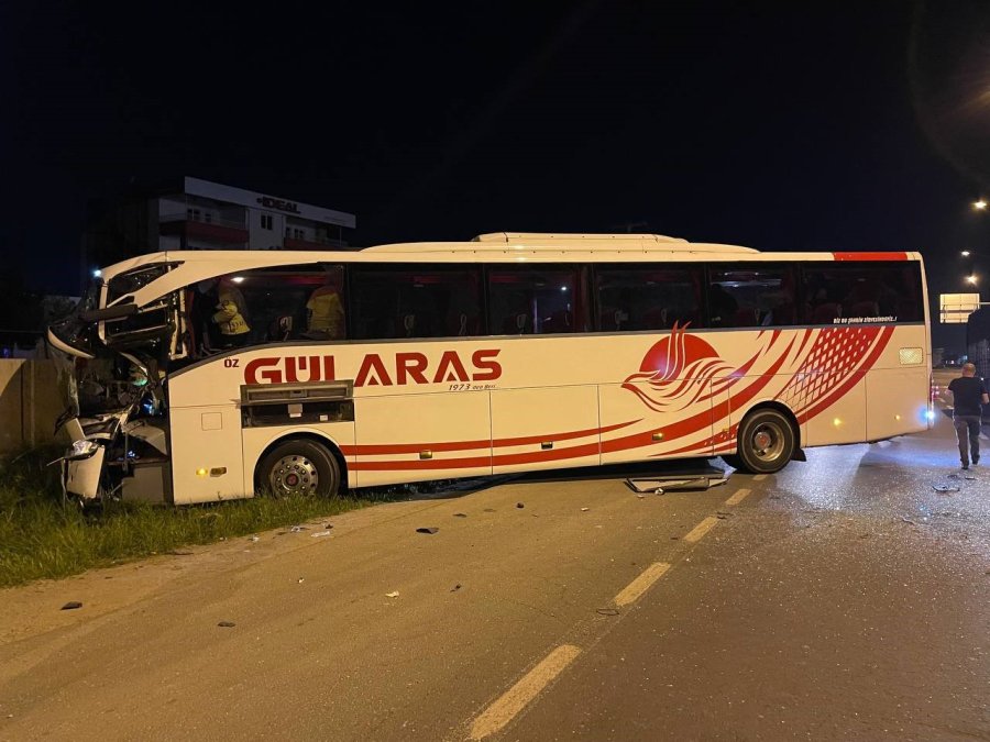 Aksaray’da Kontrolden Çıkan Otobüs Bahçe Duvarına Çarptı: 8 Yaralı