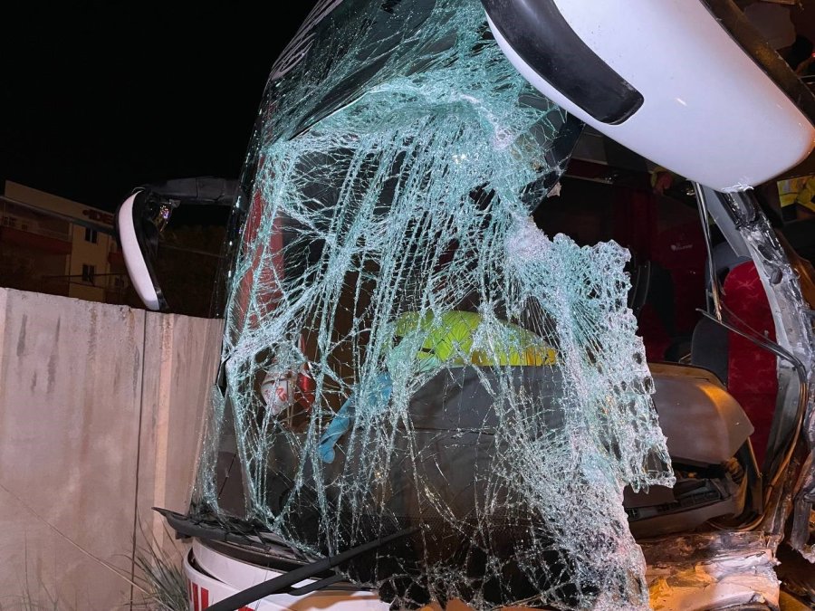 Aksaray’da Kontrolden Çıkan Otobüs Bahçe Duvarına Çarptı: 8 Yaralı