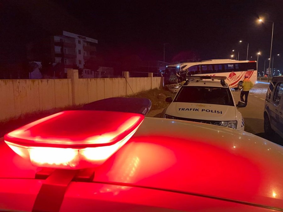 Aksaray’da Kontrolden Çıkan Otobüs Bahçe Duvarına Çarptı: 8 Yaralı