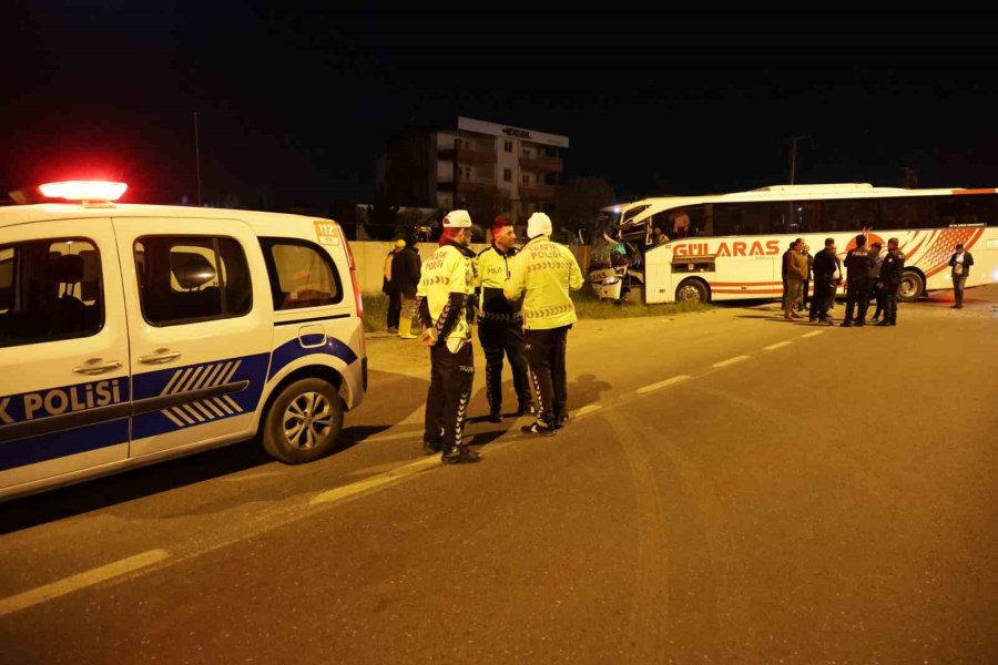 Aksaray’da Kontrolden Çıkan Otobüs Bahçe Duvarına Çarptı: 8 Yaralı