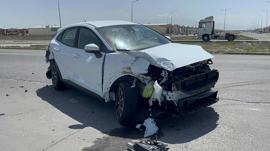 Aksaray’da Tır İle Çarpışan Otomobil Hurdaya Döndü: 1 Yaralı