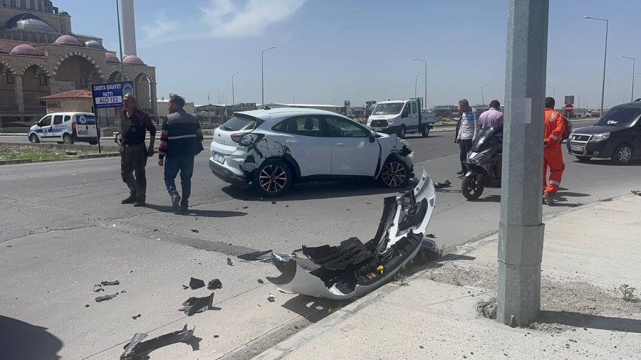 Aksaray’da Tır İle Çarpışan Otomobil Hurdaya Döndü: 1 Yaralı