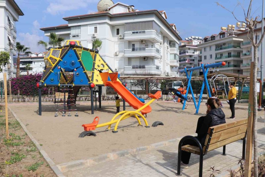 Alanya Belediyesinden Oba Mahallesi’ne Yeni Çocuk Parkı