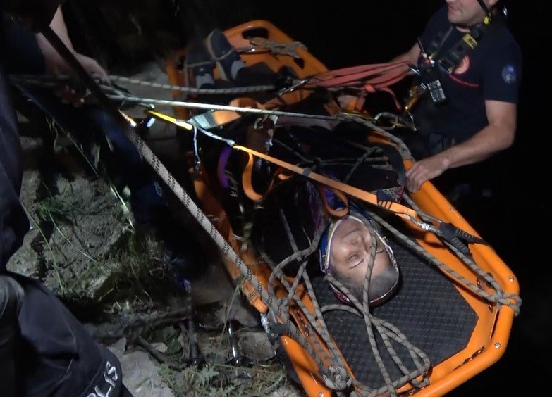 15 Metrelik Uçurumdan Uçtular, Hayatlarını Ağaç Kurtardı