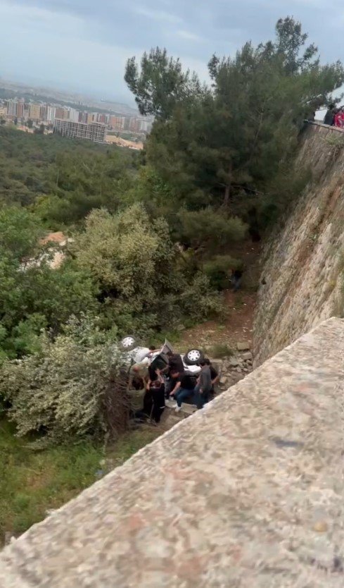 15 Metrelik Uçurumdan Uçtular, Hayatlarını Ağaç Kurtardı