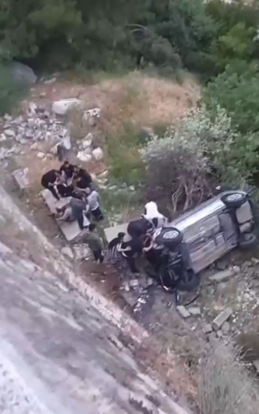 15 Metrelik Uçurumdan Uçtular, Hayatlarını Ağaç Kurtardı