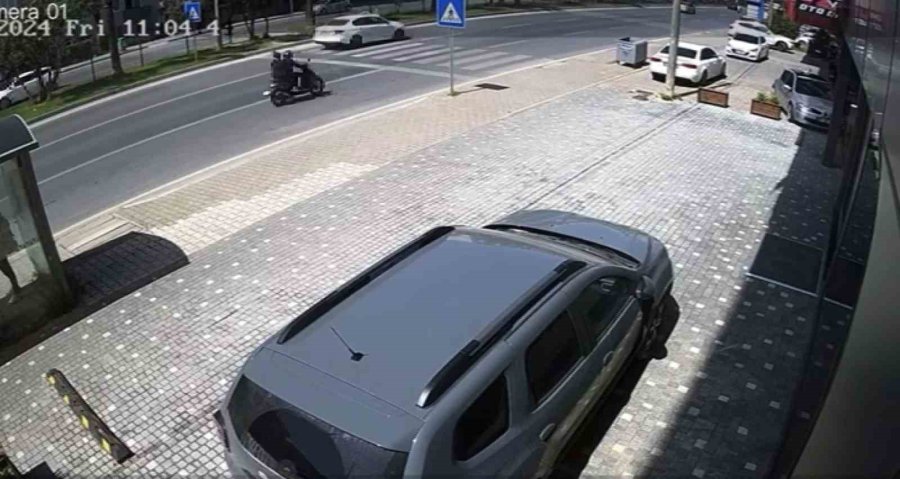 Yaya Geçidinde Hızla Çarptığı Yaşlı Adamı Metrelerce Savurdu