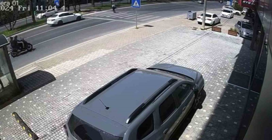 Yaya Geçidinde Hızla Çarptığı Yaşlı Adamı Metrelerce Savurdu