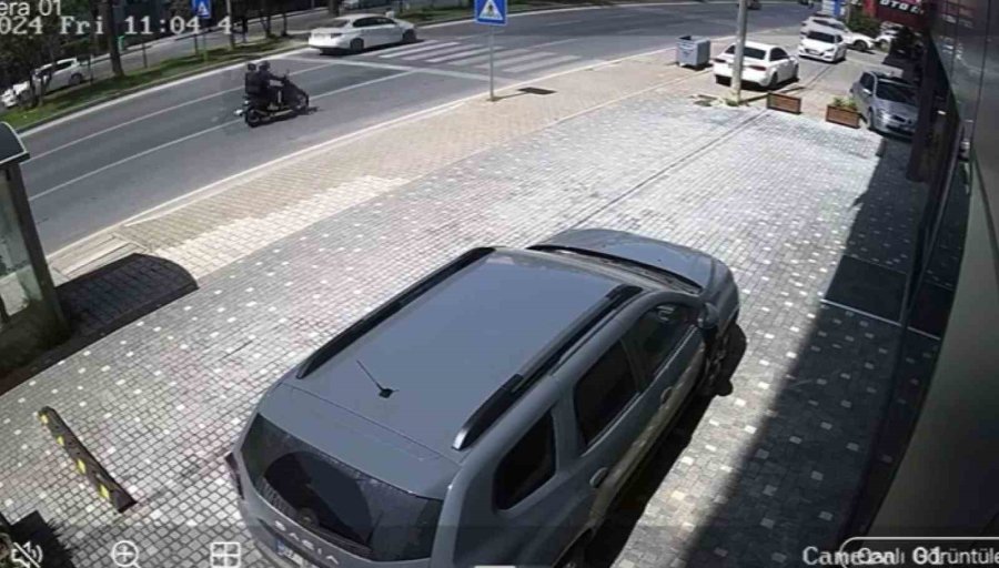 Yaya Geçidinde Hızla Çarptığı Yaşlı Adamı Metrelerce Savurdu