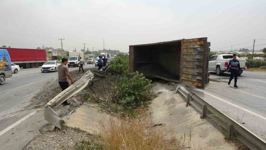 Kamyonete Çarpan Kamyon Refüje Devrildi: 2 Kişi Yaralandı, 1 Köpek Telef Oldu