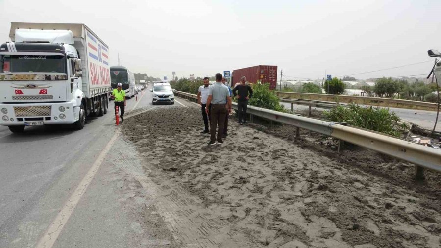 Kamyonete Çarpan Kamyon Refüje Devrildi: 2 Kişi Yaralandı, 1 Köpek Telef Oldu