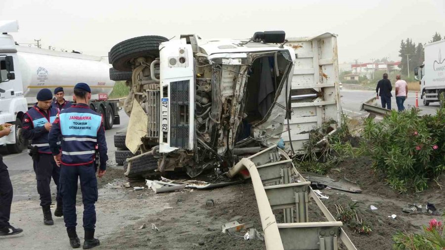 Kamyonete Çarpan Kamyon Refüje Devrildi: 2 Kişi Yaralandı, 1 Köpek Telef Oldu