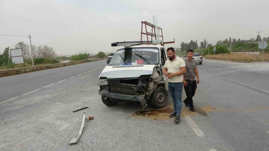 Kamyonete Çarpan Kamyon Refüje Devrildi: 2 Kişi Yaralandı, 1 Köpek Telef Oldu