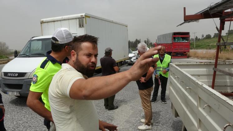 Kamyonete Çarpan Kamyon Refüje Devrildi: 2 Kişi Yaralandı, 1 Köpek Telef Oldu