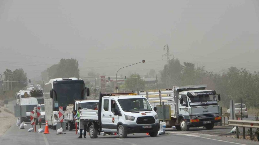 Kamyonete Çarpan Kamyon Refüje Devrildi: 2 Kişi Yaralandı, 1 Köpek Telef Oldu