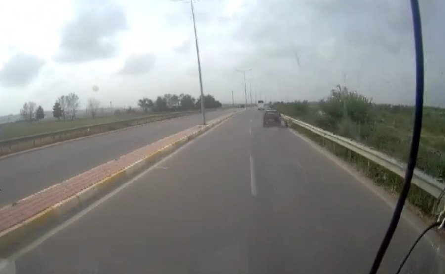 Seyir Halindeki Tofaş Otomobilin Tekeri Çıktı, O Anlar Kameraya Yansıdı