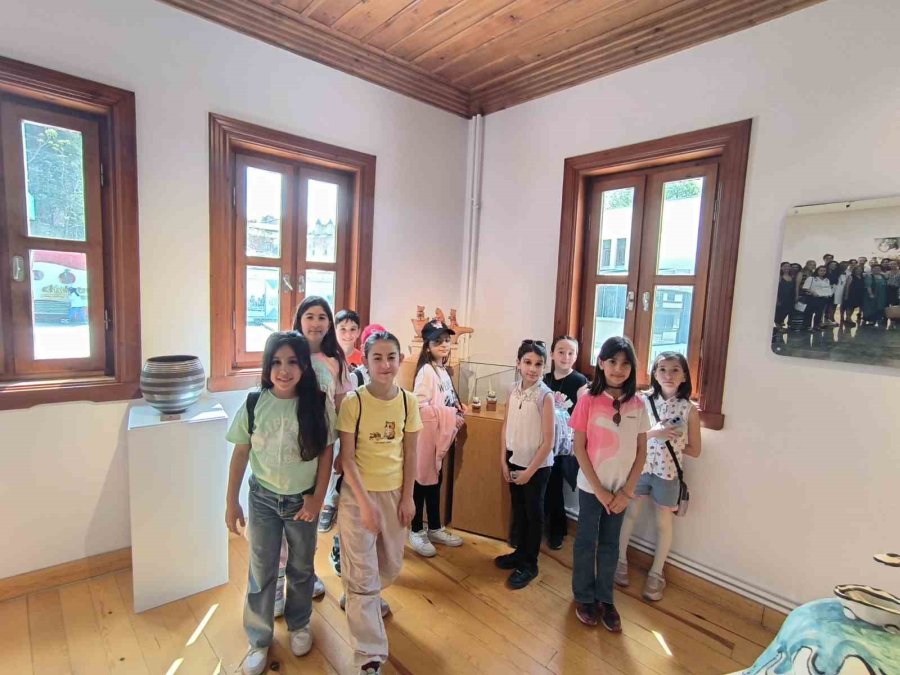 Öğrencilerden Şehrin Ateşi Seramik Galerisi’ne Ziyaret
