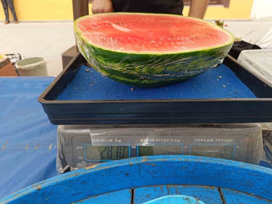 Karpuz Dilimlerle Pazar Tezgâhlarını Süslüyor