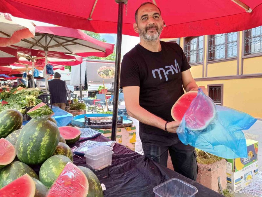 Karpuz Dilimlerle Pazar Tezgâhlarını Süslüyor